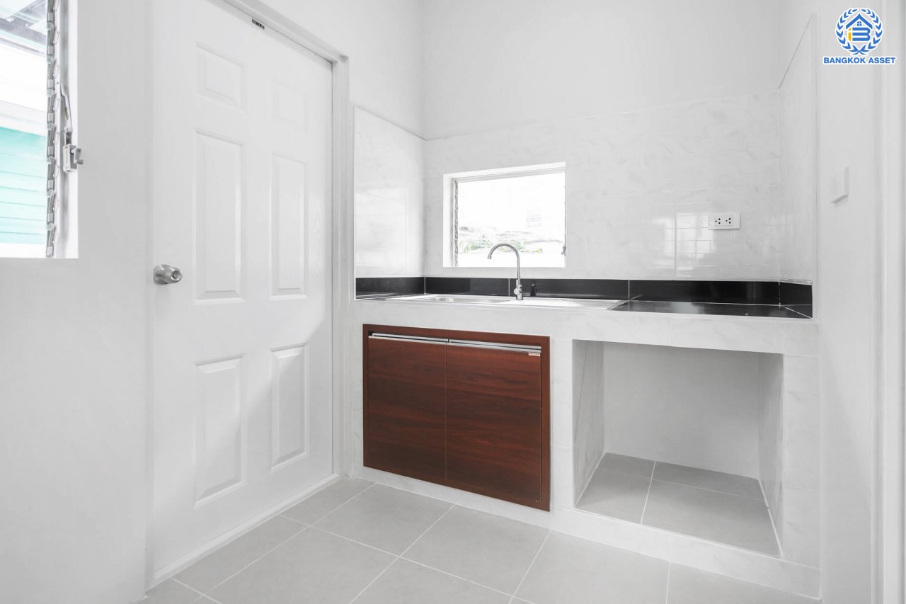 บ้านมือสองตกแต่งใหม่ สังคมคุณภาพแบรนด์ LH ม.อินนิซิโอ ปิ่นเกล้า-วงแหวน เนื้อที่ 50.4 ตร.ว. ฟังก์ชัน 3 ห้องนอน 2 ห้องน้ำ 2 ที่จอดรถ บนทำเลศักยภาพ เดินทางสะดวก เชื่อมต่อทั้งปิ่นเกล้า-ศาลายา ใกล้เซ็นทรัลเวสต์เกต รถไฟฟ้า "สถานีตลาดบางใหญ่" และทางด่วน "กาญจนาภิเษก"